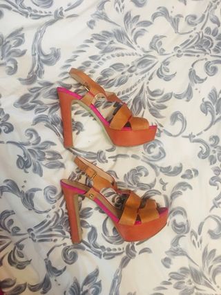 Sandalias Guess de segunda mano por 30 EUR en A Coruña en WALLAPOP