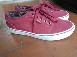 vans negras con flores rojas