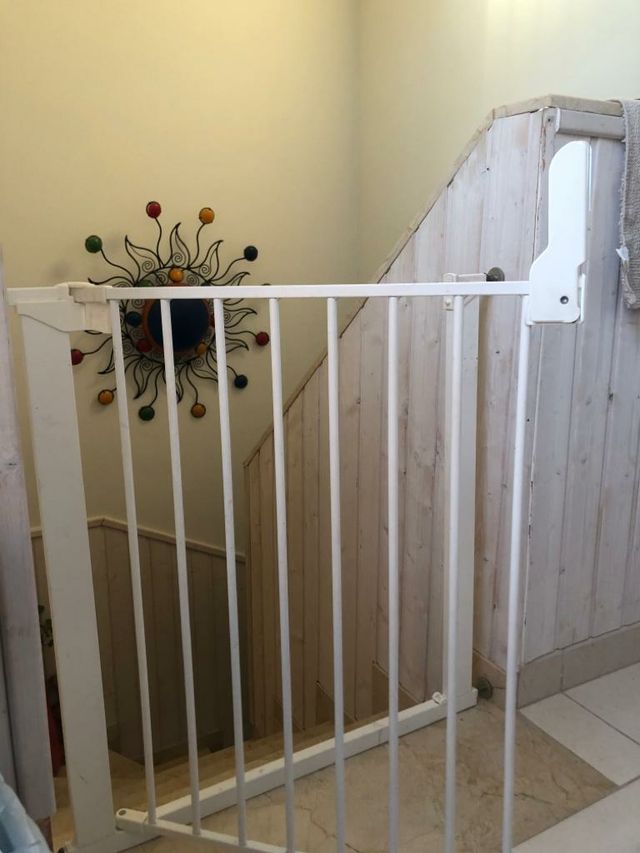 Puerta seguridad bebés escaleras de segunda mano por 50 € en Alhaurín