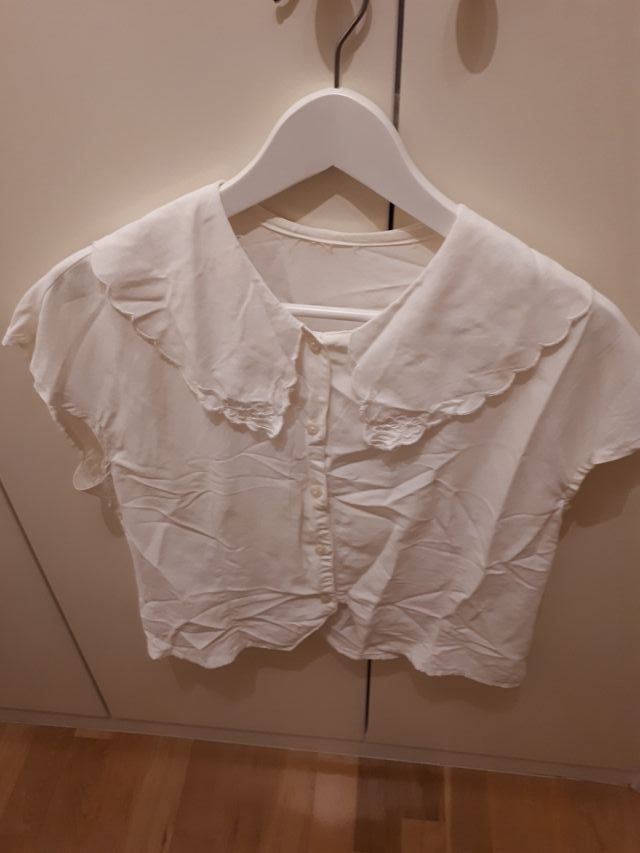 Blusa blanca con volante