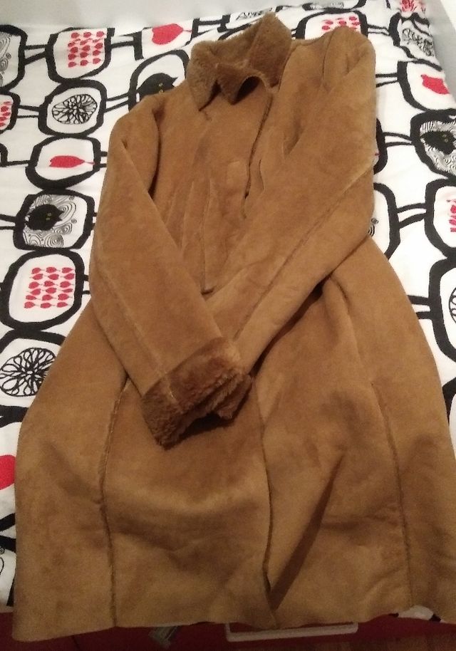 Abrigo marrón con forro interior de borrego