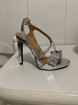 sandalias plateadas zara
