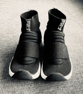 Botin deportivo calcetín de Zara de segunda mano por 12 EUR en Gavà en  WALLAPOP