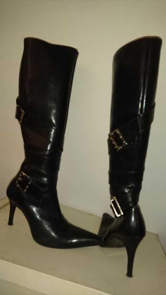 botas caña alta de piel negra con tacones