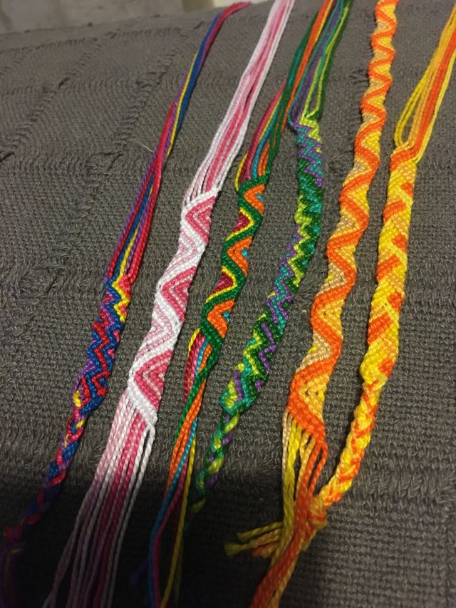 Bracciali in filo fatti a mano