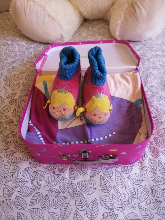 Manta y zapatillas niña N°24 nuevo.