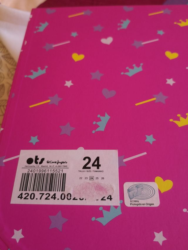 Manta y zapatillas niña N°24 nuevo.