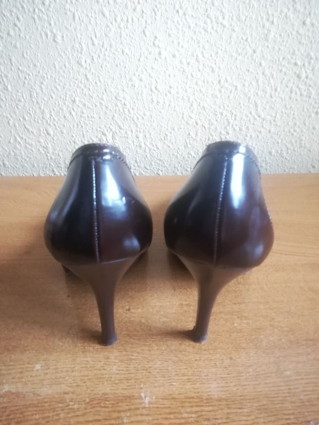 Zapatos de tacón granates