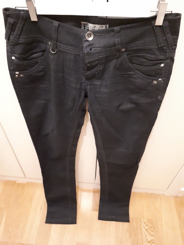 Pantalón negro con botones
