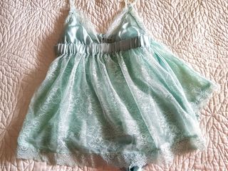 Pijama satén y encaje Oysho de segunda mano por 9 EUR en Aguadulce en  WALLAPOP