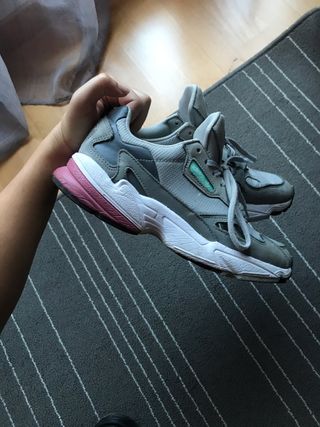 adidas falcon puestas