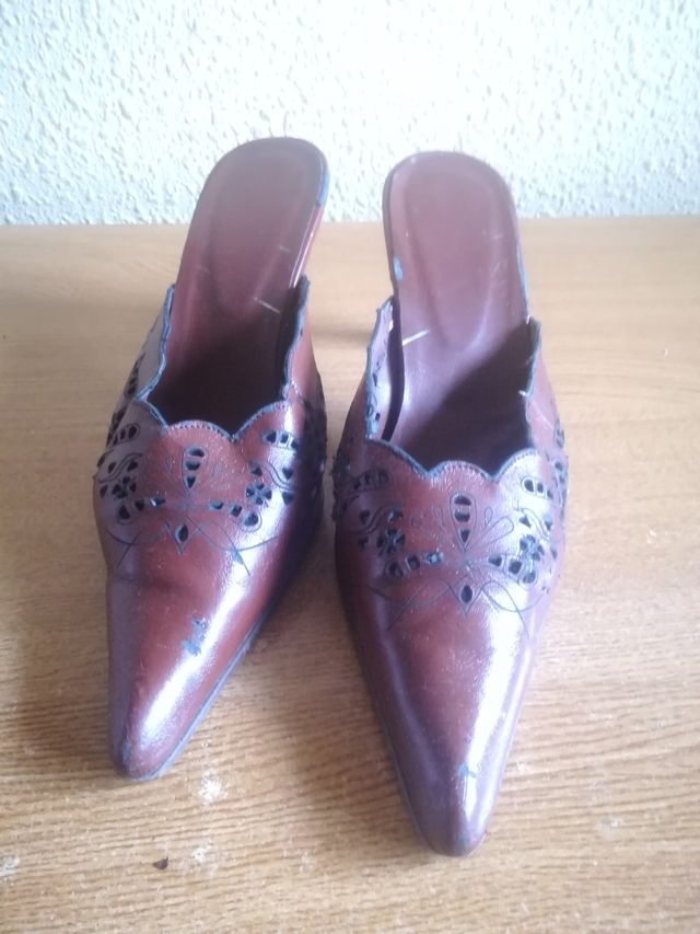 Zapatos de tacón marrones