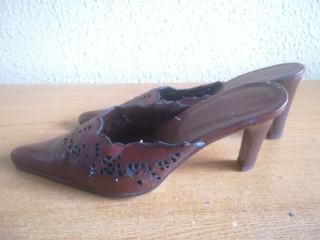Zapatos de tacón marrones