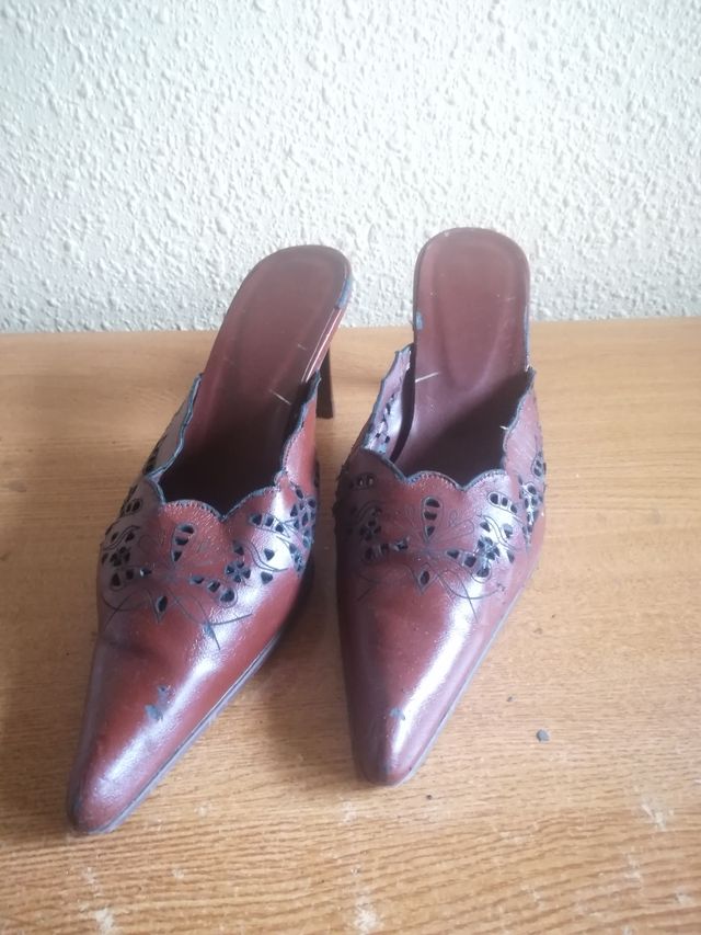 Zapatos de tacón marrones