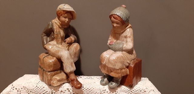 É URGENTE VENDER OS ÚLTIMOS DIAS
Par de figuras em Porcelana