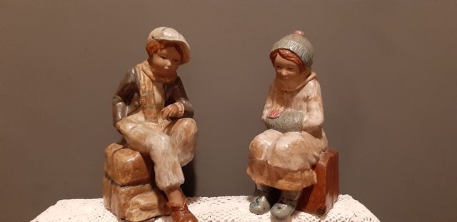 É URGENTE VENDER OS ÚLTIMOS DIAS
Par de figuras em Porcelana