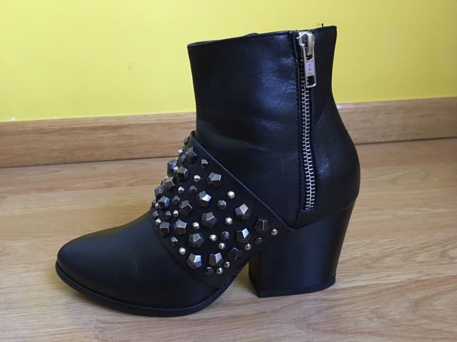 Botín piel número 35 con tachuelas