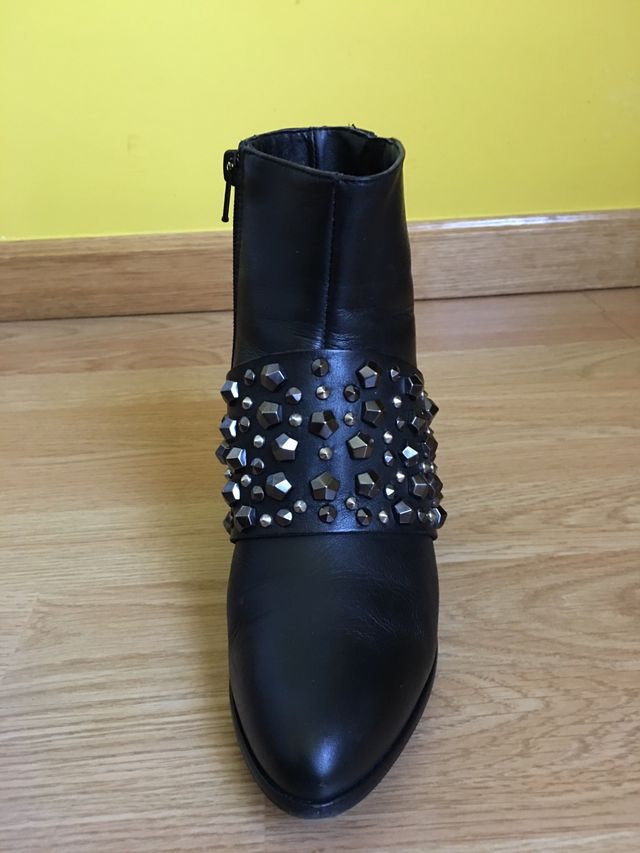 Botín piel número 35 con tachuelas