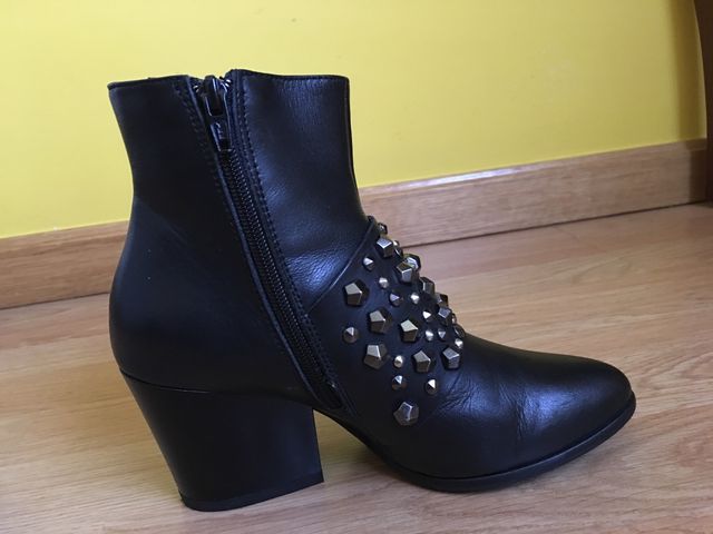 Botín piel número 35 con tachuelas