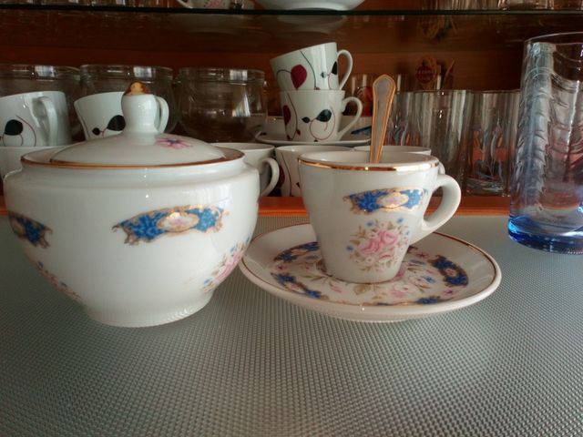 Juego de café porcelana filo dorado