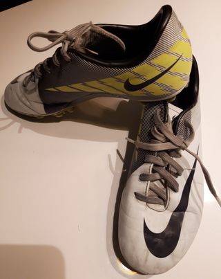 Botas futbol Nike cesped artificial de segunda mano por 10 EUR en Terrassa  en WALLAPOP