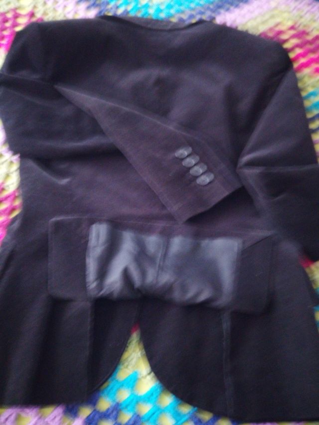 Americana ceñida de paño negra