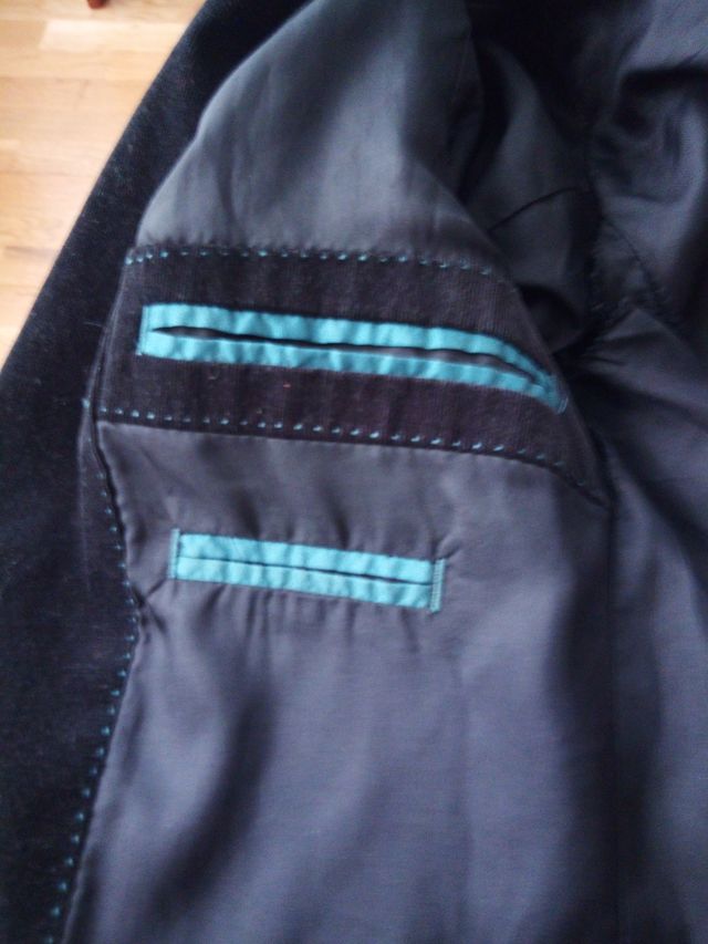 Americana ceñida de paño negra