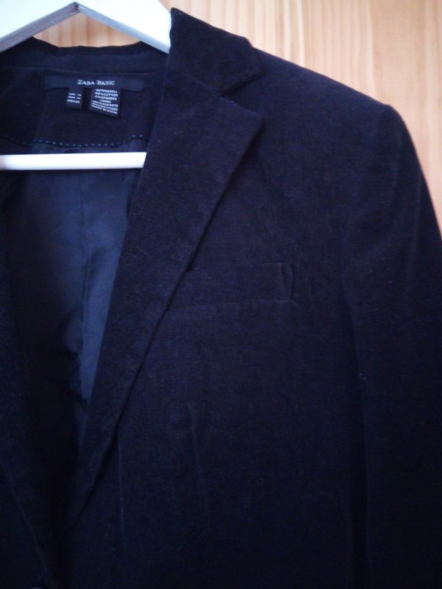 Americana ceñida de paño negra