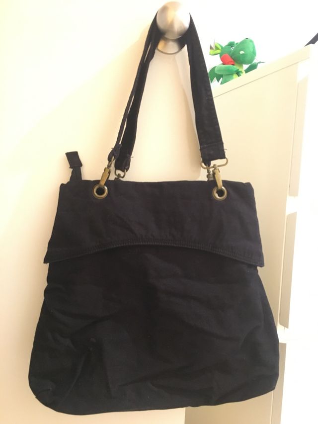 Bolso negro de tela, gran capacidad. Última semana