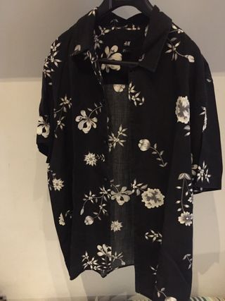 camisa hawaiana negra