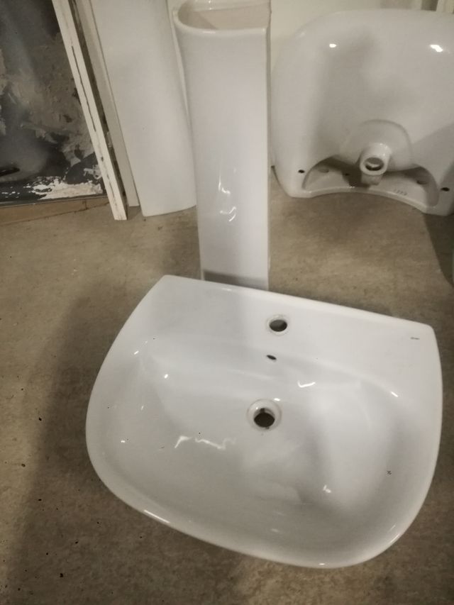 dos lavabos de pie sin usar