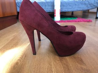 Zapatos de tacón color granate de segunda mano por 10 EUR en Zaragoza en  WALLAPOP