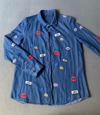 Camisa denim parches zara de segunda mano por 7 € en Melilla camisa azul parches zara