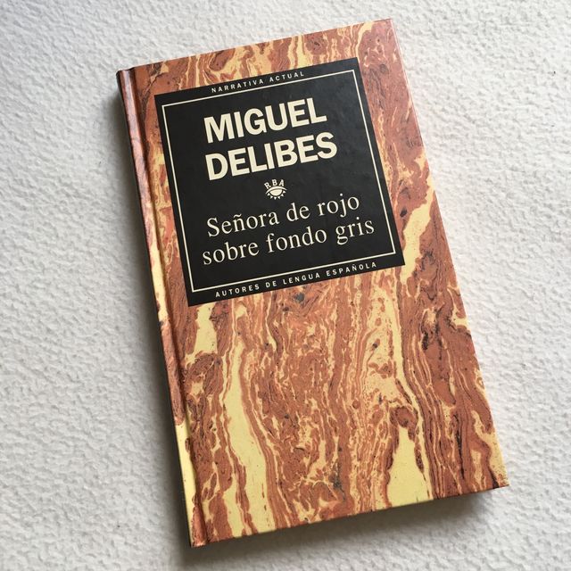 Señora de rojo sobre fondo gris - Miguel Delibes 