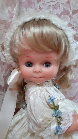 muñeca graciosa de famosa