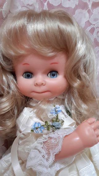 muñeca graciosa de famosa