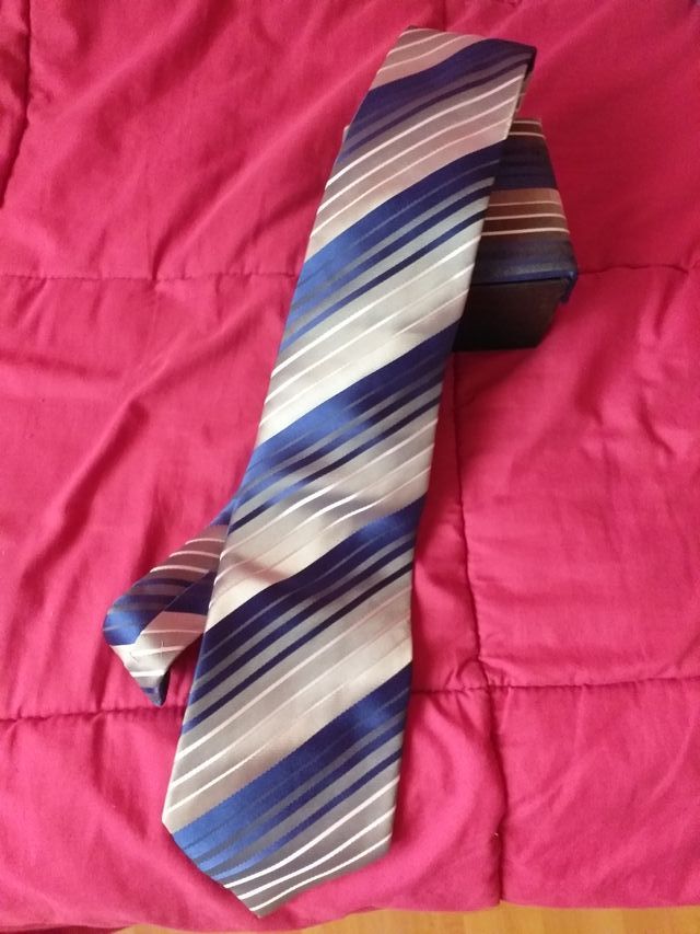 corbata sin usar