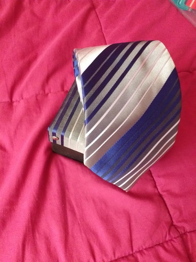 corbata sin usar