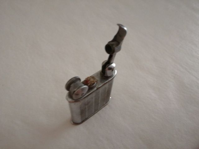 Accendino antico in argento Myon.