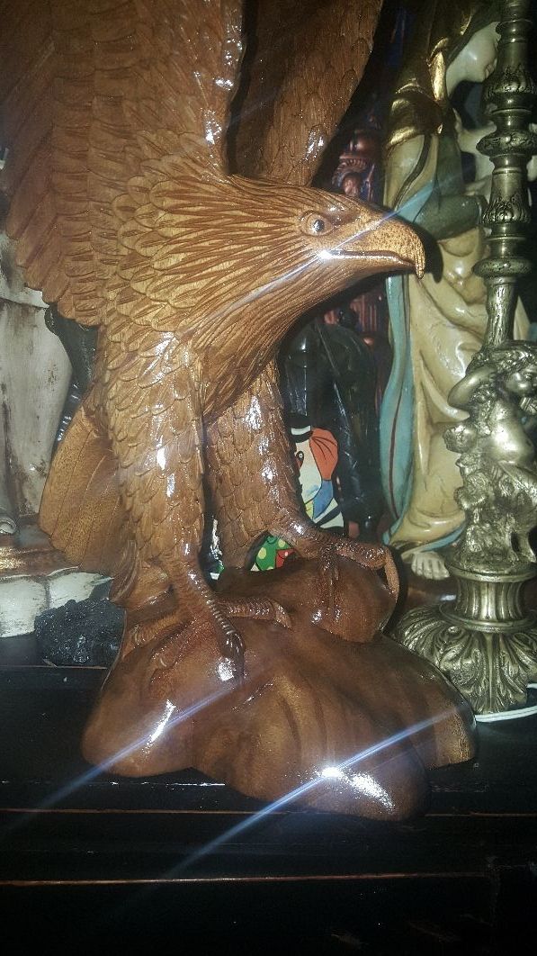 TALLA DE ÁGUILA ECHA A MANO DE MADERA NOBLE