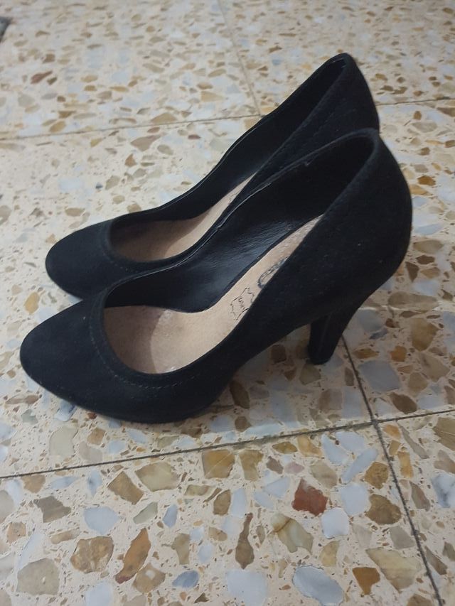 tacones negros