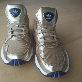 adidas falcon blancas y doradas