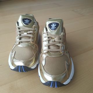 zapatillas falcon doradas