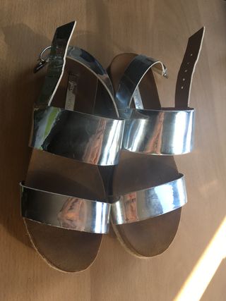 Sandalias plateadas con plataforma de esparto. de segunda mano por 10 EUR  en Granada en WALLAPOP