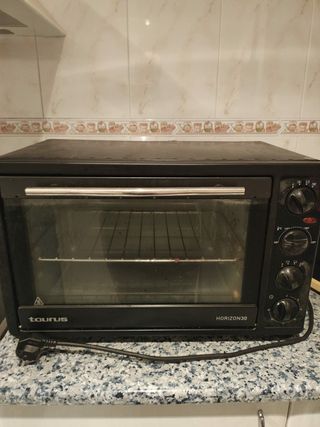 Horno Sobremesa Taurus negro (no negociable) de segunda mano por 40 EUR en  Sevilla en WALLAPOP