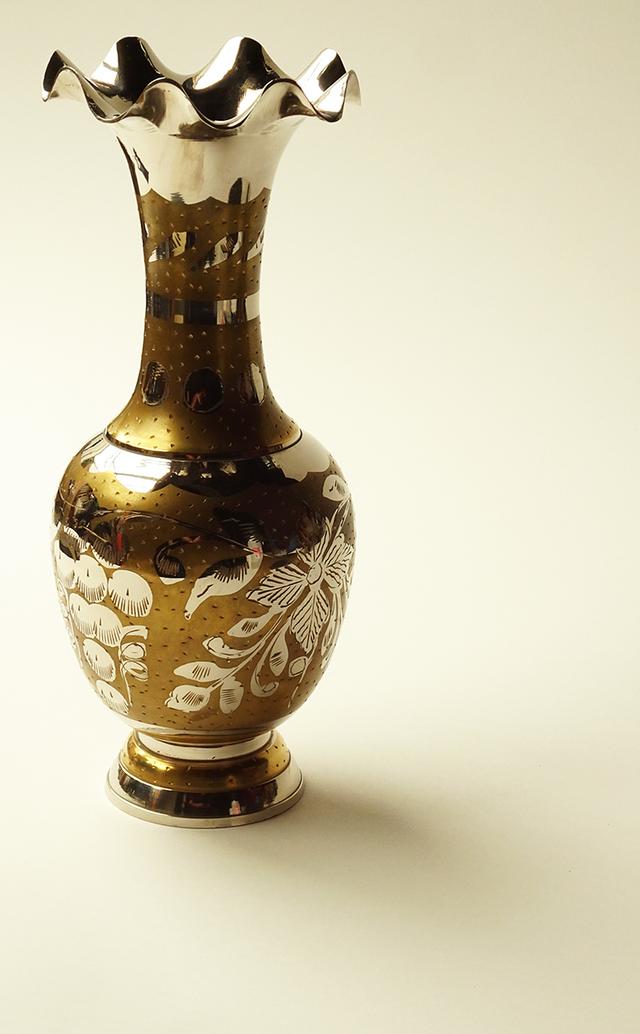 JARRÓN VINTAGE METAL TALLADO A MANO LATÓN