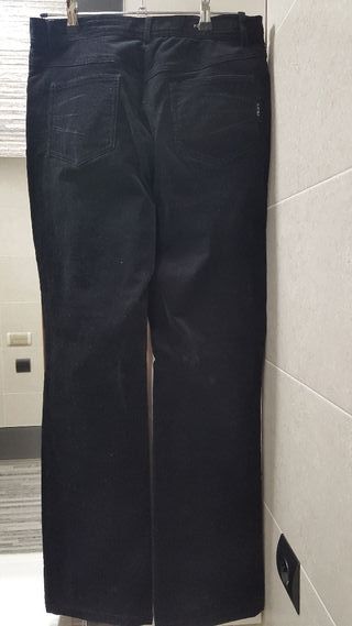 Pantalon Punt Roma de pana de mujer de segunda mano por 11 EUR en Berga en  WALLAPOP