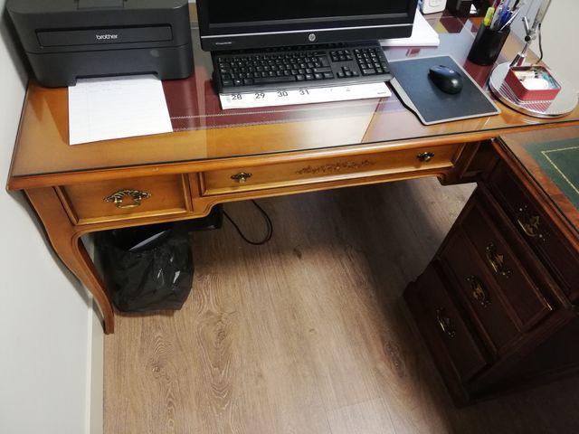 Escritorio individual con cajones para oficina de segunda mano por 350