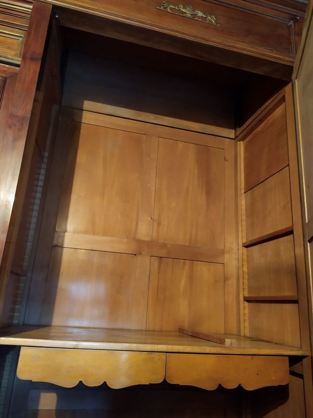 Armario ropero de caoba y cerezo.Adornos latón. de segunda mano por 750