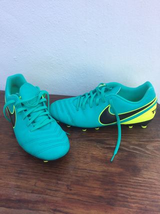 Zapatillas Nike tiempo de segunda mano por 50 EUR en Los Caños de Meca en  WALLAPOP